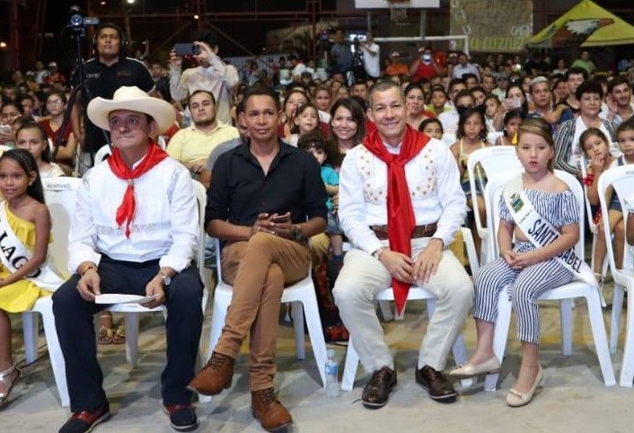Concejal, Dolcey Andrade; Secretario de Cultura Municipal, Gilberto Rojas Trujillo y demás asistentes a la ronda sampedrina.